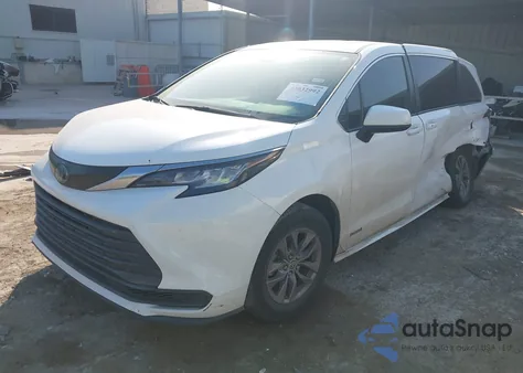 2021 Toyota Sienna Le z USA, uszkodzony, nr VIN 5TDKRKEC1MS012500